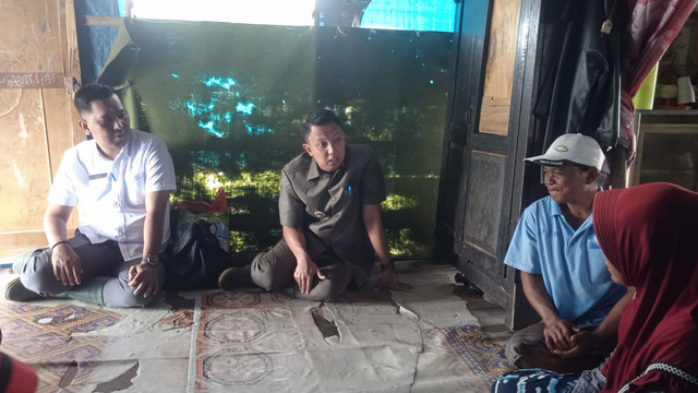 Camat Gandus Palembang, Jufriansyah saat mengunjungi rumah warga yang berada di tengah sawah terdampak banjir. Foto : Dok Kecamatan Gandus