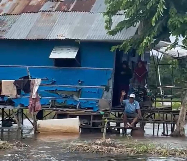 Rumah warga di Kelurahan Pulo Kerto, Kecamatan Gandus, Palembang bernama Edi yang berada di sawah terdampak banjir. Foto : Dok. Kecamatan Gandus