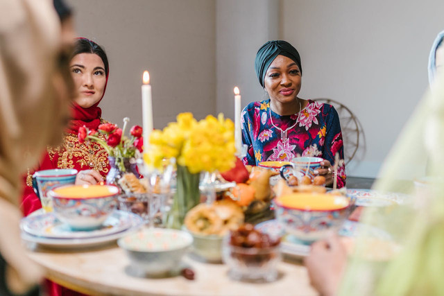 Ilustrasi makan bersama saat Lebaran Idul Fitri. Foto: Pexels.