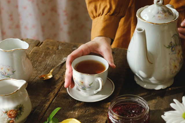 Ilustrasi berbuka puasa dengan minuman manis. Foto: Shutterstock