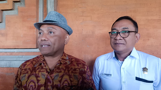 Ketua Komisi III DPRD Bali I Nyoman Suyasa (kiri) dan Ketua Organda Bali Nyoman Arthaya Sena usai audiensi terkait wacana sopir ojol dan konvensional wajib ber-KTP Bali di DPRD Bali, Rabu (19/3/2025). Foto: Denita BR Matondang/kumparan