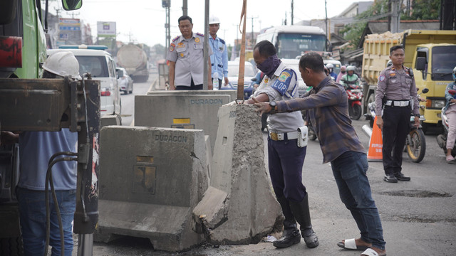 Satlantas Polres Karawang tutup 70 U-Turn di Karawang. Foto: kumparan