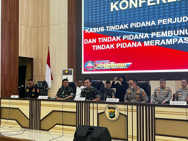 Pangdam II Sriwijaya Mayjen TNI Ujang Darwis saat konferensi pers di Mapolda Lampung. | Foto: Sinta Yuliana/Lampung Geh