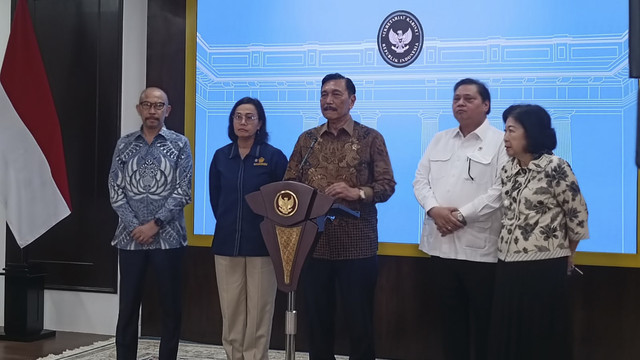 Ketua Dewan Ekonomi Nasional Luhut Panjaitan bersama Menkeu Sri Mulyani, Menko Perekonomian Airlangga Hartarto dan jajarannya menyampaikan keterangan pers di Kantor Presiden, Kompleks Istana Kepresidenan, Jakarta Pusat, Rabu (19/3/2025). Foto: Zamachsyari/kumparan