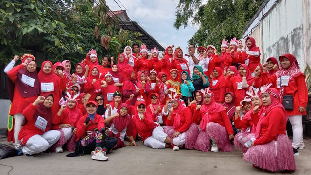 Lomba Senam Bersama Trisari Sehat Ceria edisi Perayaan Kemerdekaan Indonesia. Foto ini diambil pada tanggal 11 Agustus 2024. (Sumber: Foto milik Ibu Nuriesta, digunakan dengan izin)