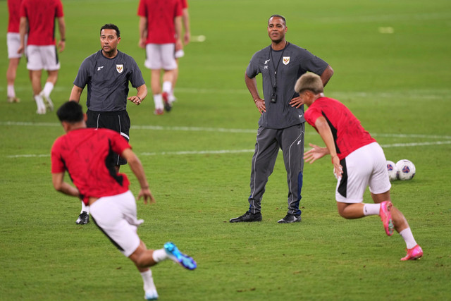 Pelatih Timnas Indonesia Patrick Kluivert menyaksikan pemain Timnas Indonesia berlatih jelang melawan Australia pada pertandingan Ronde 3 Kualifikasi Piala Dunia 2026 di Stadion Sepak Bola Sydney, Sydney, Australia, Rabu (19/3/2025). Foto: Mark Baker/AP Photo