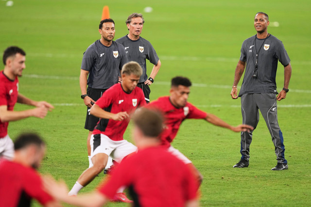 Pelatih Timnas Indonesia Patrick Kluivert  menyaksikan pemain Timnas Indonesia berlatih jelang melawan Australia pada pertandingan Ronde 3 Kualifikasi Piala Dunia 2026 di Stadion Sepak Bola Sydney, Sydney, Australia, Rabu (19/3/2025). Foto: Mark Baker/AP Photo