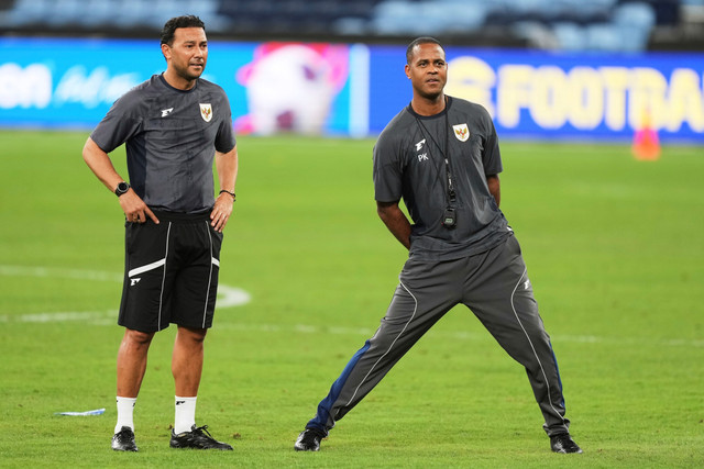 Pelatih Timnas Indonesia Patrick Kluivert  menyaksikan pemain Timnas Indonesia berlatih jelang melawan Australia pada pertandingan Ronde 3 Kualifikasi Piala Dunia 2026 di Stadion Sepak Bola Sydney, Sydney, Australia, Rabu (19/3/2025). Foto: Mark Baker/AP Photo