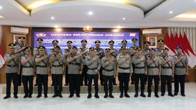 Foto bersama pejabat lama dan pejabat baru bersama dengan Kapolda Sulawesi Utara, usai pelaksanaan serah terima jabatan, Rabu (19/3). (foto: polda sulut)