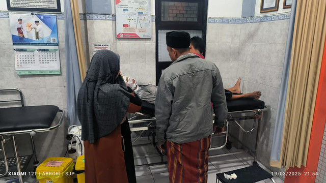 Korban semburan api dari pipa sumur bor di Desa Klepek, Kecamatan Sukosewu, Kabupaten Bojonegoro, Jawa Timur, saat dirawat di Puskesmas setempat. Rabu malam (19/03/2025). (Aset: Istimewa)