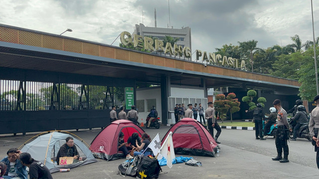 Masyarakat camping di gerbang Pancasila, gedung Parlemen, Jakarta, Kamis (20/3). Foto: Abid Raihan/kumparan