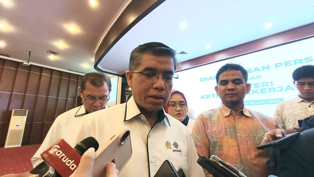 Menteri Ketenagakerjaan (Menaker) Yassierli usai buka puasa bersama media di kantornya, Rabu (19/3/2025).
 Foto: Widya/kumparan