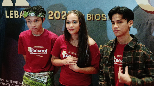 Kiesha Alvaro (kiri) dan Aurora Ribero (tengah) usai press screening film Komang di kawasan Kuningan, Jakarta Selatan. Foto: Aprilandika Pratama/kumparan