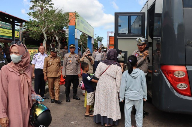 Sejumlah warga mengikuti program mudik gratis 2024 yang lalu di Mempawah. Foto: M. Zain/Hi!Pontianak