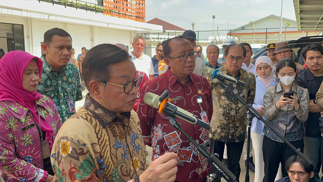 Gubernur DKI Jakarta Pramono Anung menjawab pertanyaan wartawan di RDF Rorotan, Jakarta Utara, Kamis (20/3). Foto: Alya Zahra/kumparan 