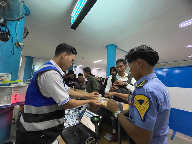 Petugas di Pelabuhan Dwikora Pontianak saat memeriksa baarang bawaan para penumpang. Foto: Rabiansyah/Hi!Pontianak