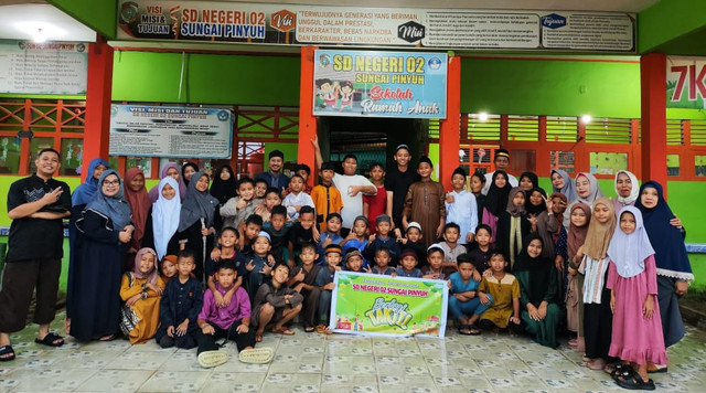 Siswa SDN 2 Sungai Pinyuh foto bersama dalam pembagian takjil. Foto: Dok. Istimewa