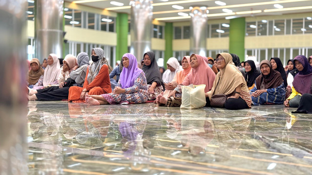 Peserta mengikuti rangakaian acara Ta'awun Sosial UNISA Yogya termasuk edukasi tentang gizi seimbang dan pengelolaan sampah plastik. Foto: Arif UT/Pandangan Jogja