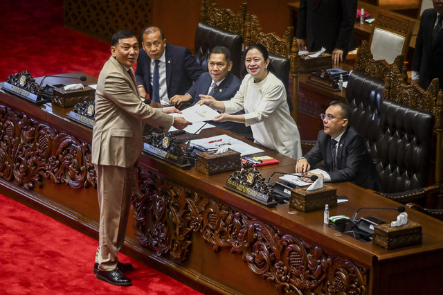 Menhan Sjafrie Sjamsoeddin menyerahkan laporan pandangan pemerintah kepada Ketua DPR Puan Maharani pada Rapat Paripurna ke-15 DPR Masa Persidangan II Tahun Sidang 2024-2025 di Kompleks Parlemen, Senayan, Jakarta, Kamis (20/3/2025). Foto: Rivan Awal Lingga/ANTARA FOTO