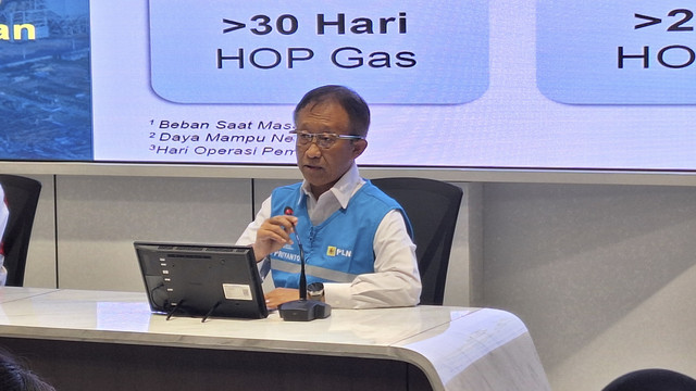 Direktur Distribusi PLN, Adi Priyanto, dalam konferensi pers kesiapan PLN dan Pertamina di Kementerian BUMN, Jakarta Pusat, Kamis (20/3/2025). Foto: Argya D. Maheswara/kumparan 