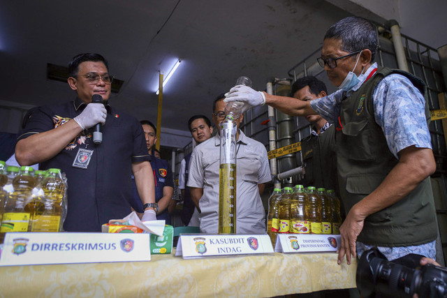 Tim Satgas Pangan Polda Metro Jaya dan Kementerian Perdagangan RI mengungkap kasus pengurangan takaran minyak goreng merek MinyaKita di Cipondoh, Tangerang, Kamis (20/3/2025). Foto: Iqbal Firdaus/kumparan