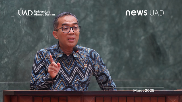 Prof. Brian Yuliarto. S.T., M.Eng., Ph.D. Mendiktisaintek RI mengisi ceramah tarawih di Masjid IC Universitas Ahmad Dahlan (UAD) (Foto. Humas dan Protokol UAD)