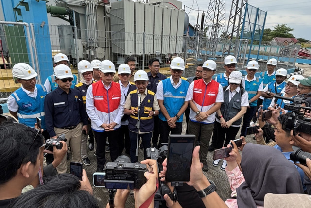 Menteri ESDM Bahlil Lahadalia (keempat dari kiri) bersama Direktur Umum PLN Darmawan Prasodjo (kelima dari kiri) saat mengunjungi Gas Insulated Substation (GIS) Ulin di Banjarmasin pada Rabu (19/03). Foto: Dok. PLN