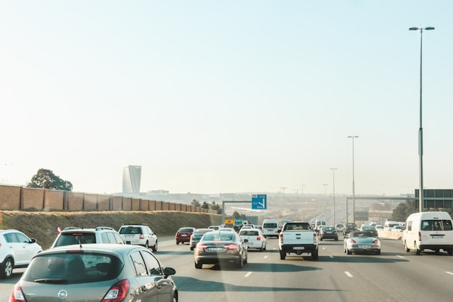 Tarif Tol Jagorawi 2025. Foto hanya ilustrasi, bukan yang sebenarnya. Sumber: Unsplash/Sandy Ravaloniaina