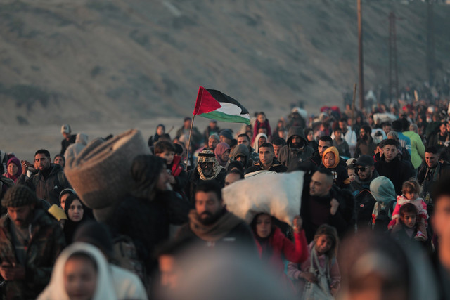 "Eksodus tak berujung. Warga Gaza terpaksa meninggalkan rumah mereka, membawa harapan di tengah kehancuran saat Gencatan Senjata I (26/02/25). Foto: Hosny Salah/Pixabay.