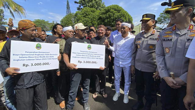 Gubernur Jawa Barat Dedi Mulyadi bersama Kapolda Jabar Irjen Pol Akhmad Wiyagus secara simbolis menyerahkan kompensasi Rp 3 juta kepada kusir delman dan pengayuh becak di Mapolres Garut, Kamis (20/3/2025). Foto: kumparan