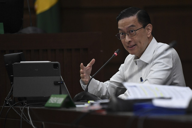 Terdakwa kasus dugaan korupsi impor gula Tom Lembong menanggapi keterangan saksi saat menjalani sidang lanjutan di Pengadilan Tipikor, Kamis (20/3/2025). Foto: Akbar Nugroho Gumay/ANTARA FOTO