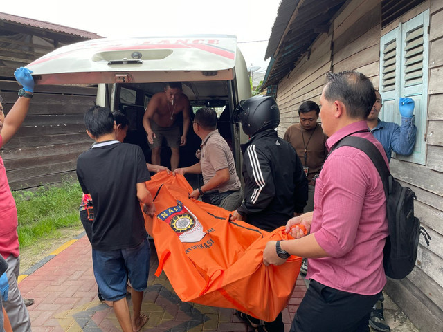 Petugas saat memasukkan kedua jenazah ke ambulans. Foto: Dok. Polres Singkawang