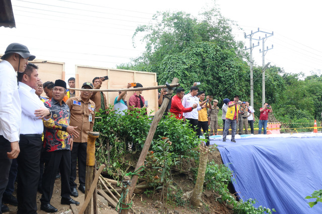 Gubernur Sumsel Herman Deru saat meninjau lokasi longsor di Musi Rawas. Foto : Humas Pemprov Sumsel