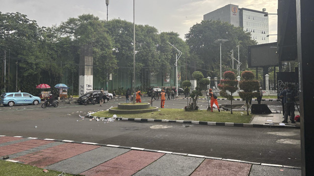 Massa demo terkait RUU TNI di Gerbang Pancasila DPR RI, Jalan Gelora, Jakarta, membubarkan diri. Lalu lintas kembali lancar. Foto: Abid Raihan/kumparan