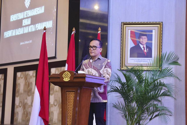 Wamenaker Immanuel Ebenezer Gerungan menghadiri penandatanganan kerja sama dengan pemda dan mitra pembangunan, termasuk kementerian/lembaga, sektor pendidikan, industri, serta organisasi nonpemerintah di ruang Tridarma Kemnaker, Jakarta, Kamis (20/3/2025). Foto: Dok. Kemnaker