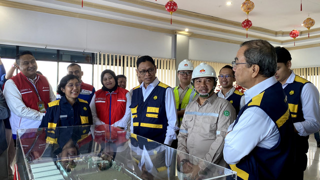 Wakil Menteri Energi dan Sumber Daya Mineral (ESDM), Yuliot Tanjung saat meninjau langsung di SPBE PT. Pesona Asia Gas, Kamis, 20 Maret 2025. Foto: Alycia Tracy Nabila/Hi!Pontianak