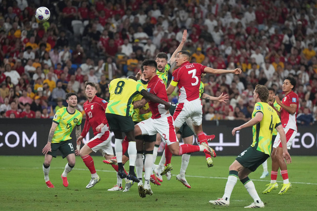 Pemain Timnas Indonesia Jay Idzes menyundul bola ke arah gawang Timnas Australia pada pertandingan Ronde 3 Kualifikasi Piala Dunia 2026 di Sydney Stadium,Sydney, Australia, Kamis (20/3/2025). Foto: Mark Baker/AP Photo