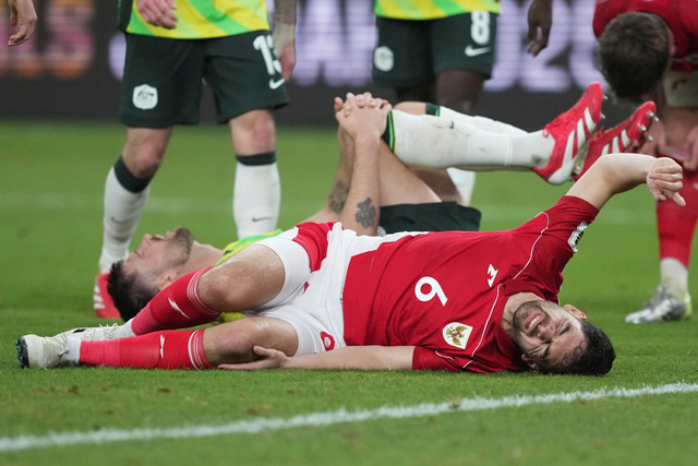 Pemain Timnas Indonesia Sandy Walsh mengalami cedera saat melawan Timnas Australia pada pertandingan Ronde 3 Kualifikasi Piala Dunia 2026 di Sydney Stadium,Sydney, Australia, Kamis (20/3/2025). Foto: Mark Baker/AP Photo