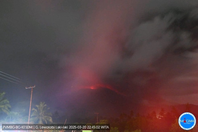 Visual Gunung Lewotobi Laki-laki saat erupsi pada Kamis (20/3) malam. Foto: Dok. Istimewa