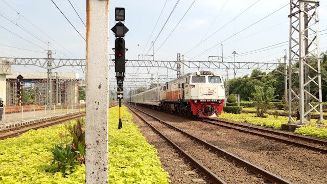 12 Kereta Ekonomi Jakarta-Solo. Foto hanya ilustrasi, bukan tempat sebenarnya. Sumber: unsplash.com/Fachry Hadid