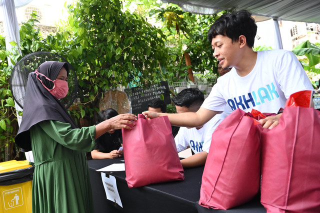 Warga Kedoya menerima sembako pada kegiatan Sobat Aksi Ramadan 2025 yang diselenggarakan Pertamina di Masjid Al Ukhuwah, Jakarta, Rabu (19/3/2025). Foto: Dok. Pertamina