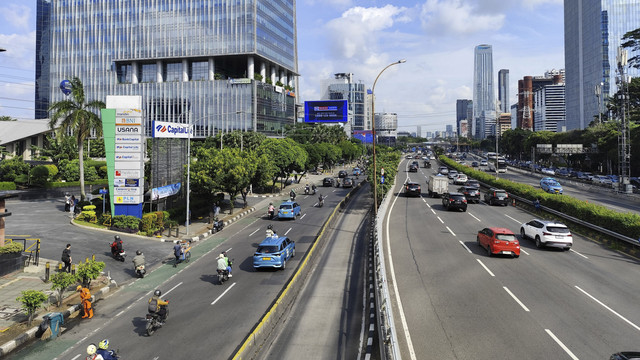 Beberapa pegawai swasta juga terlihat masih bekerja di perkantoran sekitar Jalan Gatot Subroto, Jumat (21/3/2025).  Foto: Alya Zahra/kumparan 