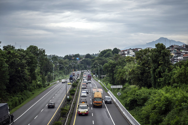 Sejumlah truk dan kendaraan roda empat melaju di Jalan Tol Tanjungmas - Srondol, Semarang, Jawa Tengah, Selasa (18/3/2025). Foto: Aprillio Akbar/ANTARA FOTO