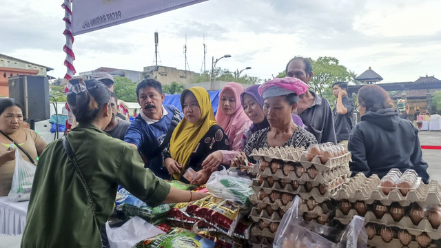 Operasi pasar murah di Pasar Badung, Kota Denpasar, Bali, Jumat (21/3/2025). Foto: Denita BR Matondang/kumparan