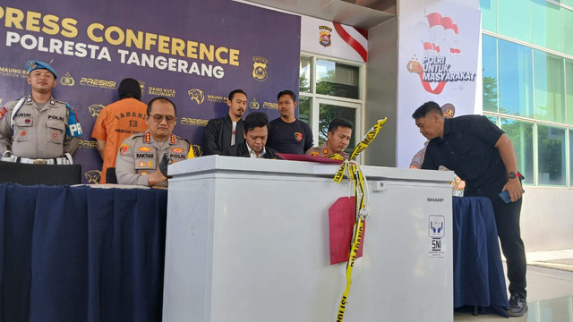 Kapolresta Tangerang, Kombes Pol Baktiar Joko Mujiono, dan jajaran menunjukkan freezer tempat pelaku menaruh jasad Jefry Rarun. Dok: kumparan