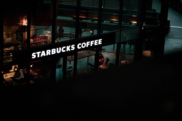 Harga Hampers Starbucks 2025. Foto ilustrasi Stabucks Coffee. Sumber foto: Unsplash-June Andrei George