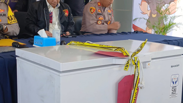 Barang bukti freezer tempat simpan jasad Jefry Rarun yang dimutilasi 8 bagian ditunjukkan di Polresta Tangerang, Jumat (21/3/2025). Foto: Dok. kumparan