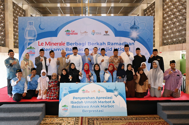 Le Minerale serahkan ibadah umrah gratis untuk marbot dan beasiswa untuk anak marbot Masjid Istiqlal yang berprestasi. Foto: Dok. Istimewa