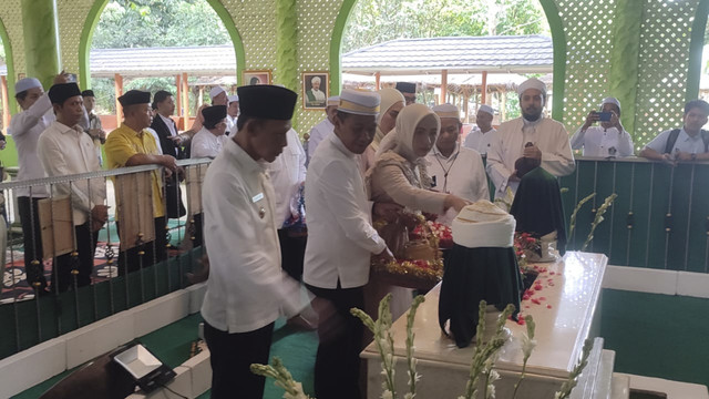 Ketua Umum Golkar, Bahlil Lahadalia, bersama sejumlah petinggi Golkar saat mengunjungi Pondok Pesantren Al Ashriyyah Nurul Iman di Parung, Bogor. Foto: Rachmadi Rasyad/kumparan