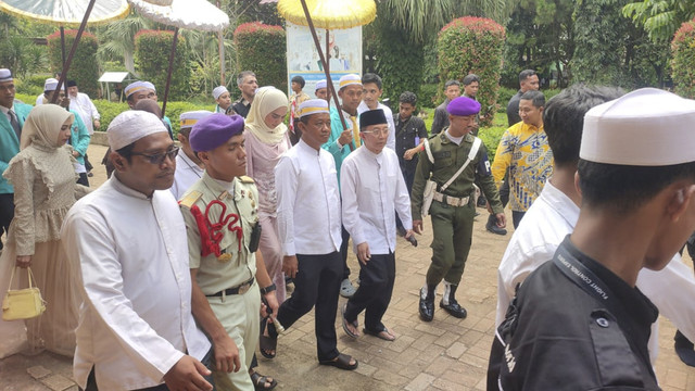 Ketua Umum Golkar, Bahlil Lahadalia, bersama sejumlah petinggi Golkar saat mengunjungi Pondok Pesantren Al Ashriyyah Nurul Iman di Parung, Bogor. Foto: Rachmadi Rasyad/kumparan